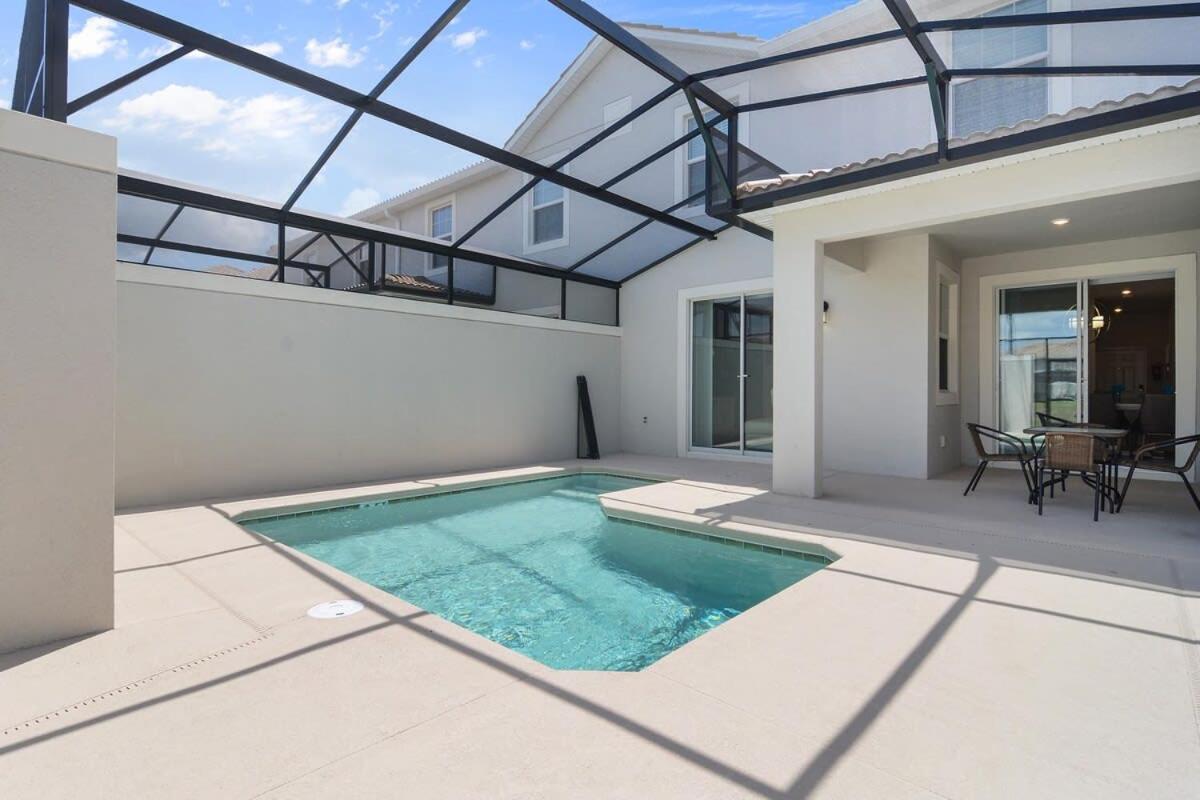 Four Bedrooms With Screen Poolstoreylake 4910 Holiday home *